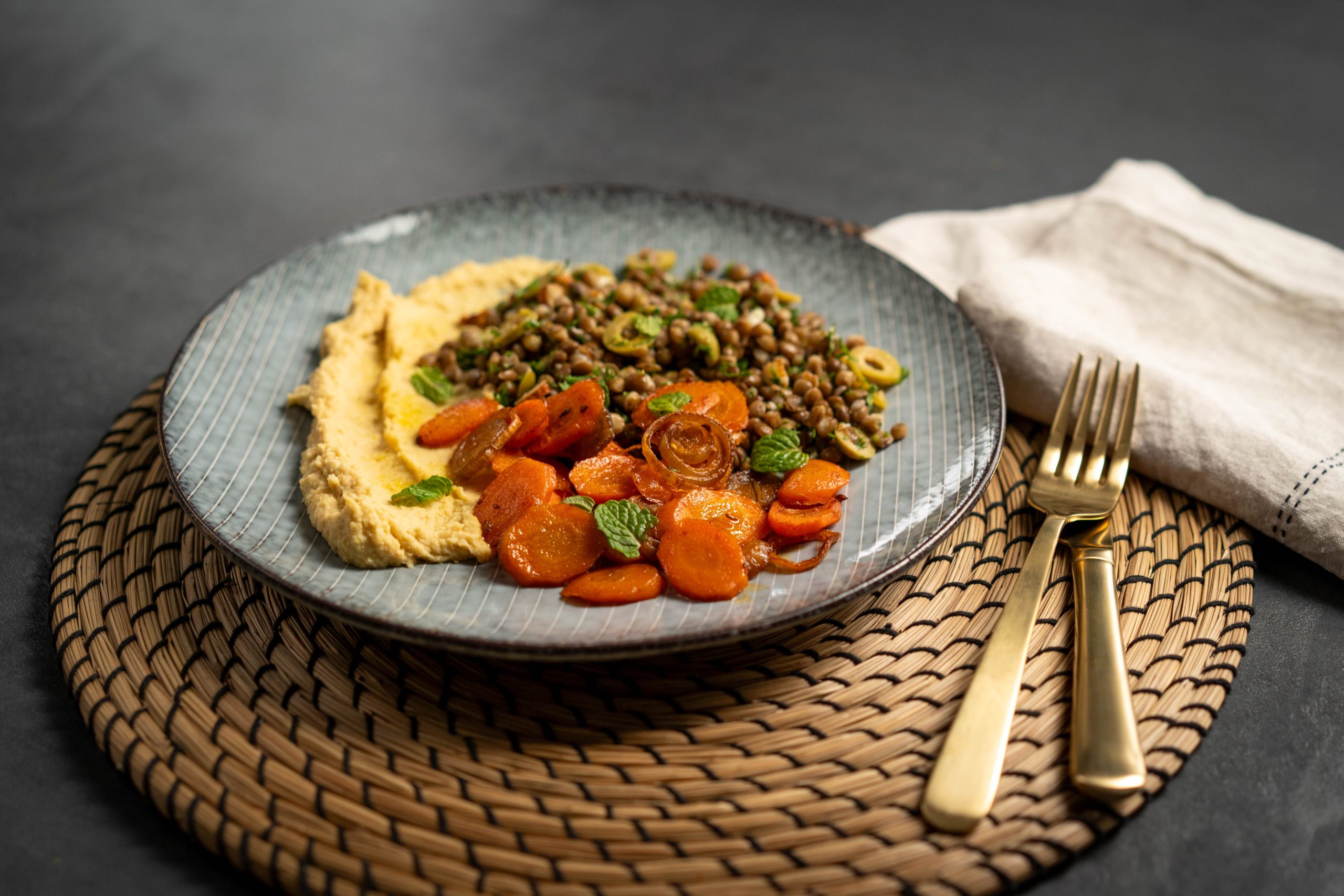 Salata od pečene mrkve i leće s humusom
