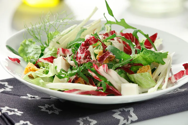 Salata s kravljim sirom