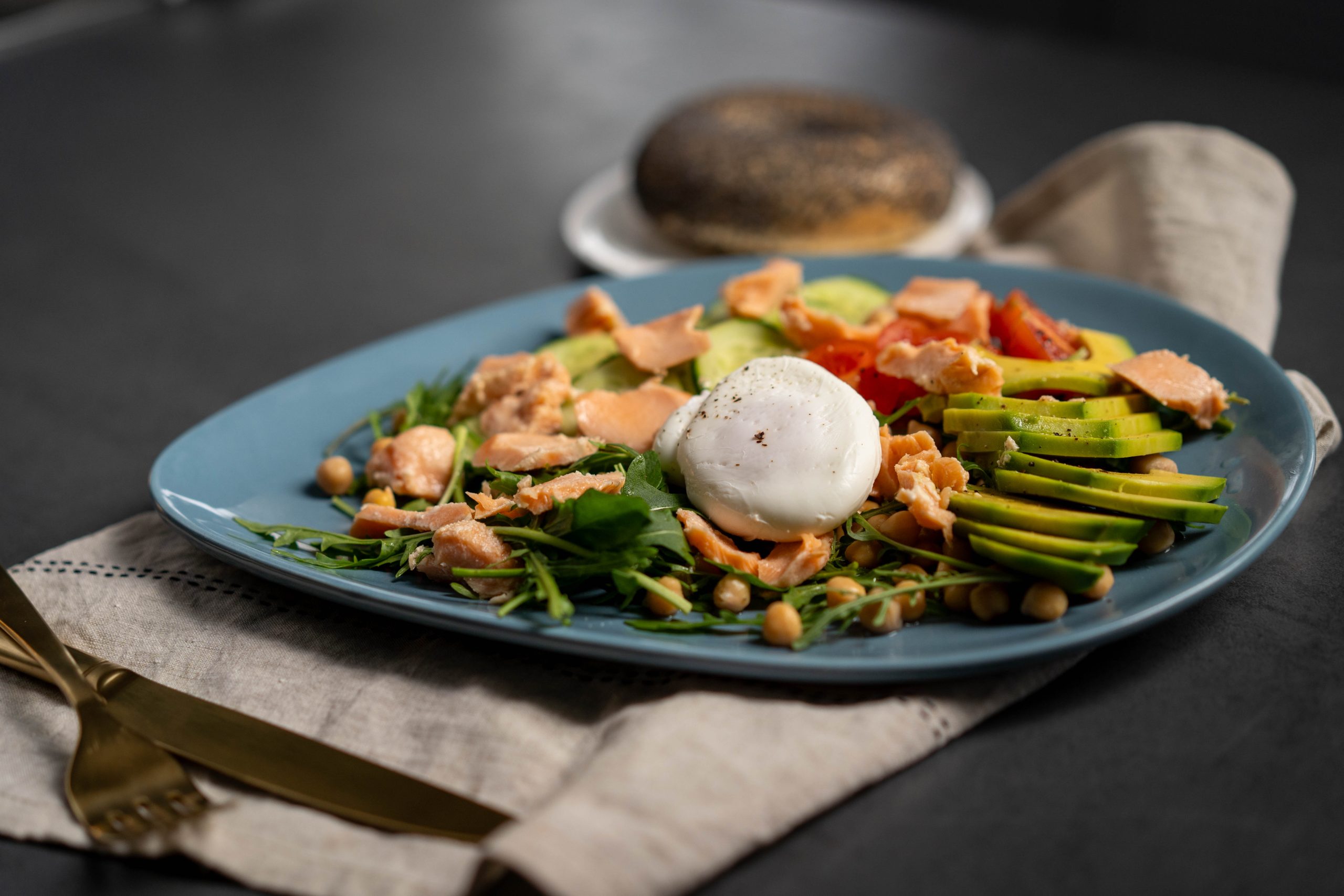 Salata s lososom i poširanim jajem