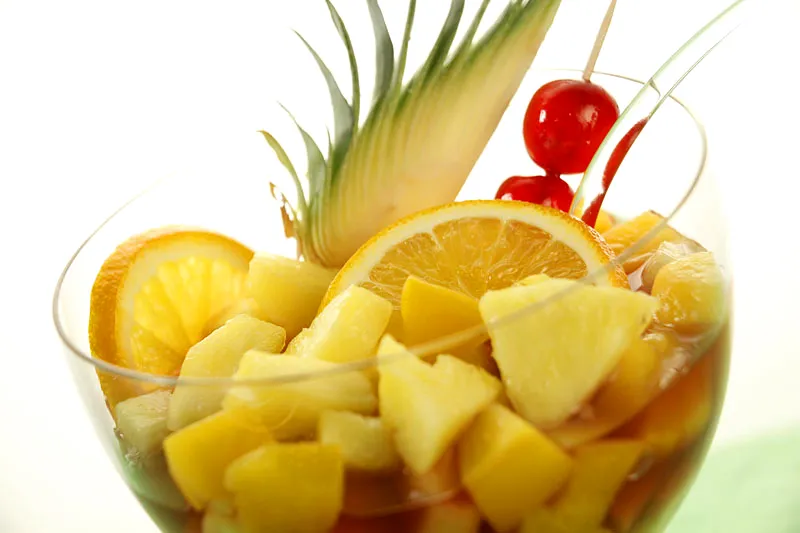 Sangria s ananasom i breskvom