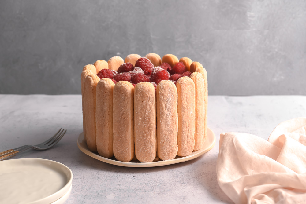 Šarlota s parfe kremom od čokolade i malinama