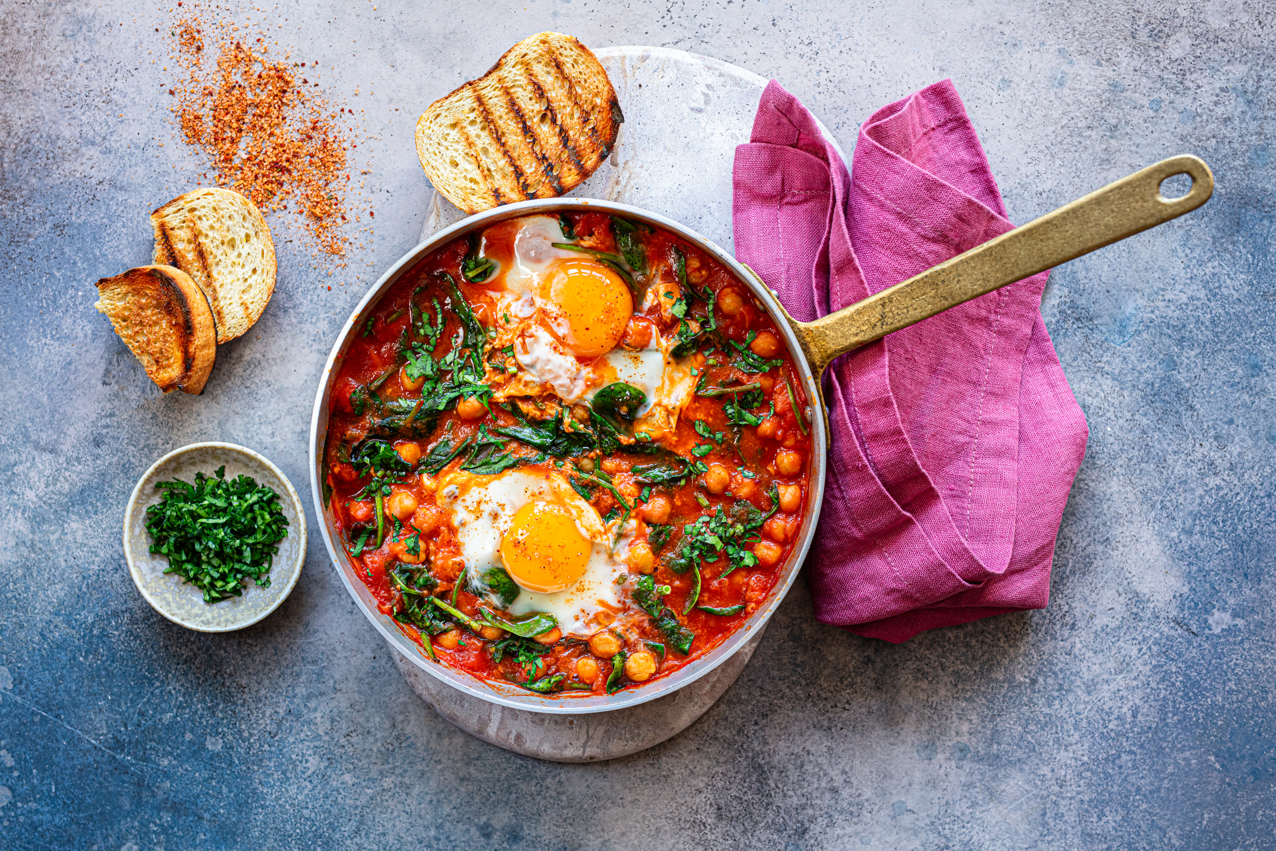 Slanutak sa špinatom, rajčicom i jajima na oko