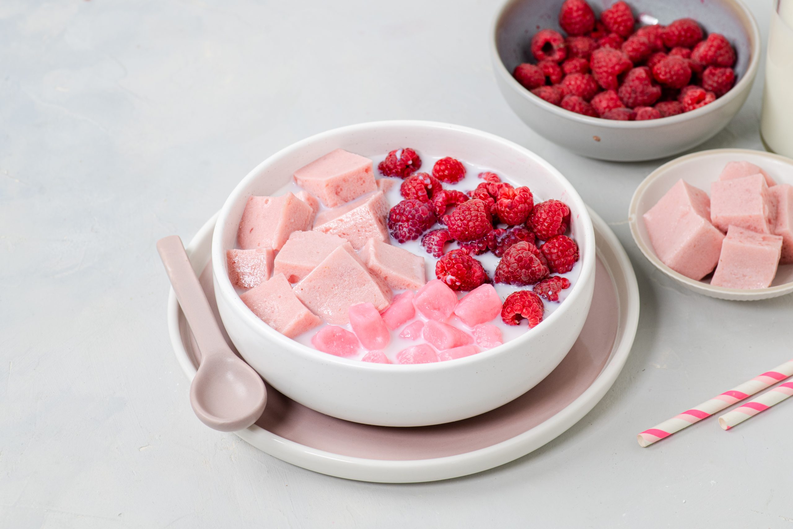 Slatka ledena juha od malina i mlijeka