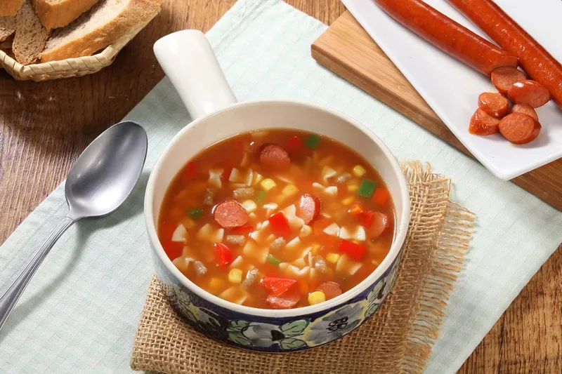 Slavonska juha s paprikama, kukuruzom šećercem i kobasicama