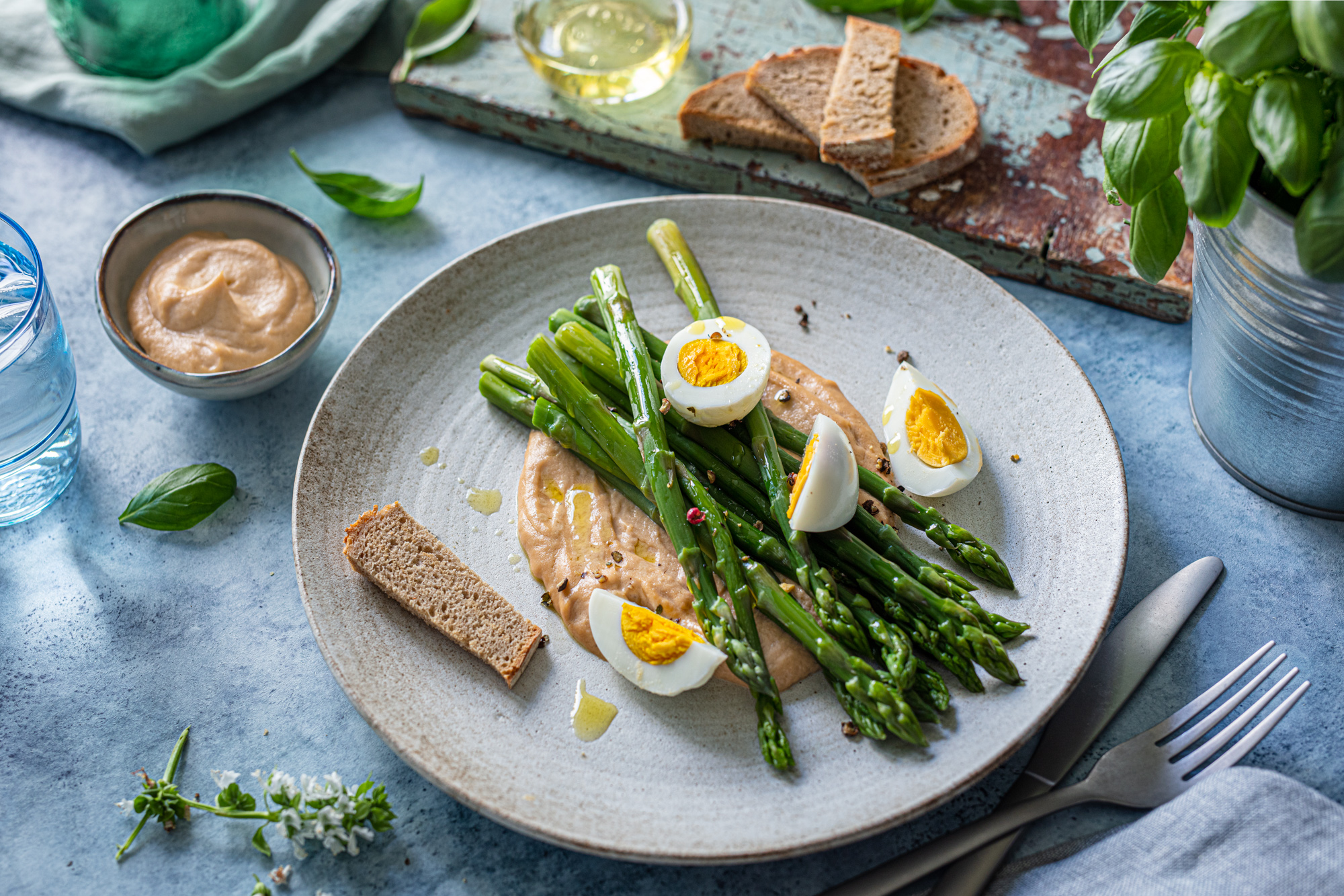 Šparoge i jaja na Eva kremi od tune