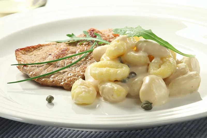 Teleći odresci s njokima u aromatičnom umaku