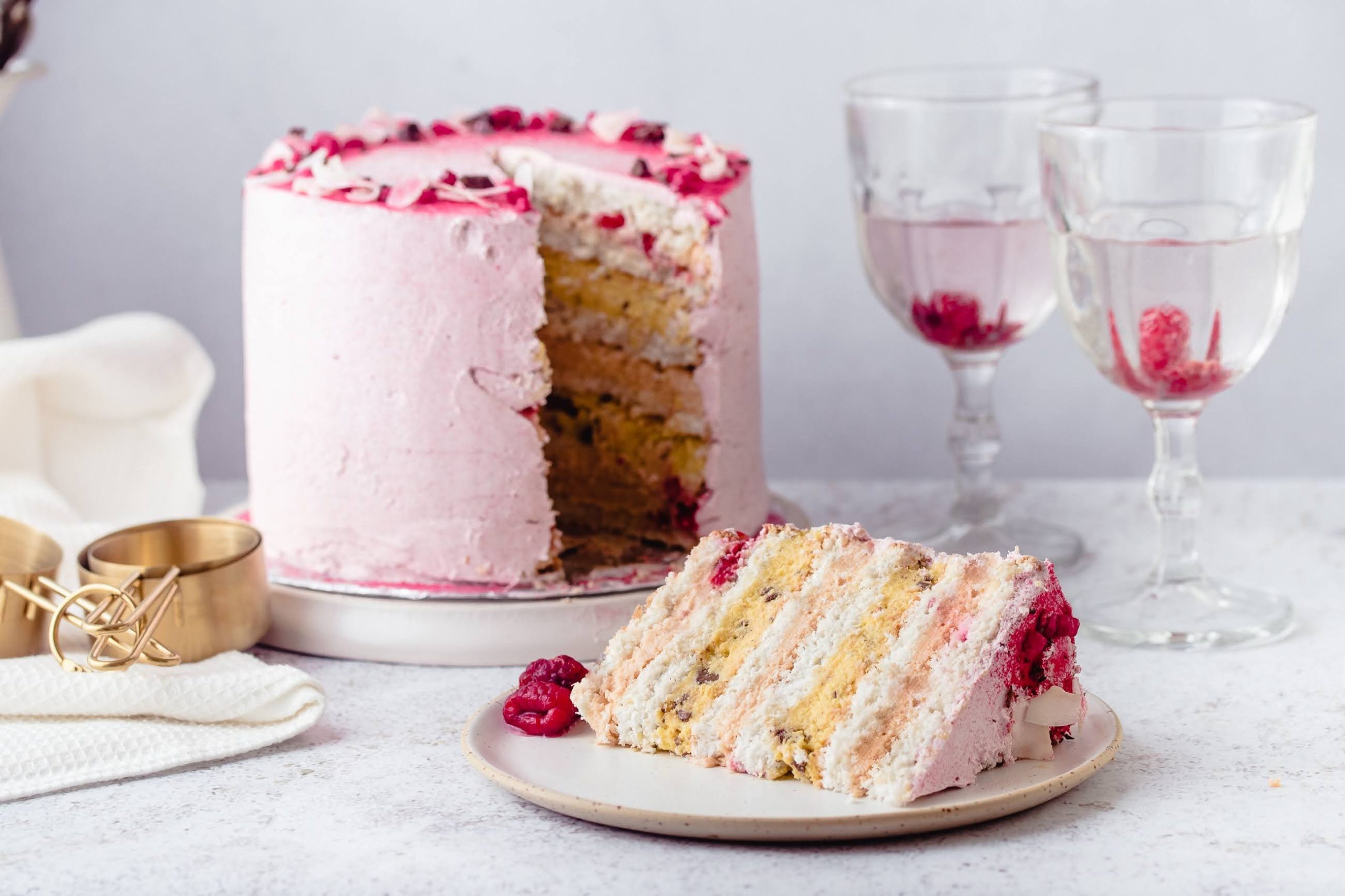 Torta od kokosa s kremom od malina i stracciatella kremom