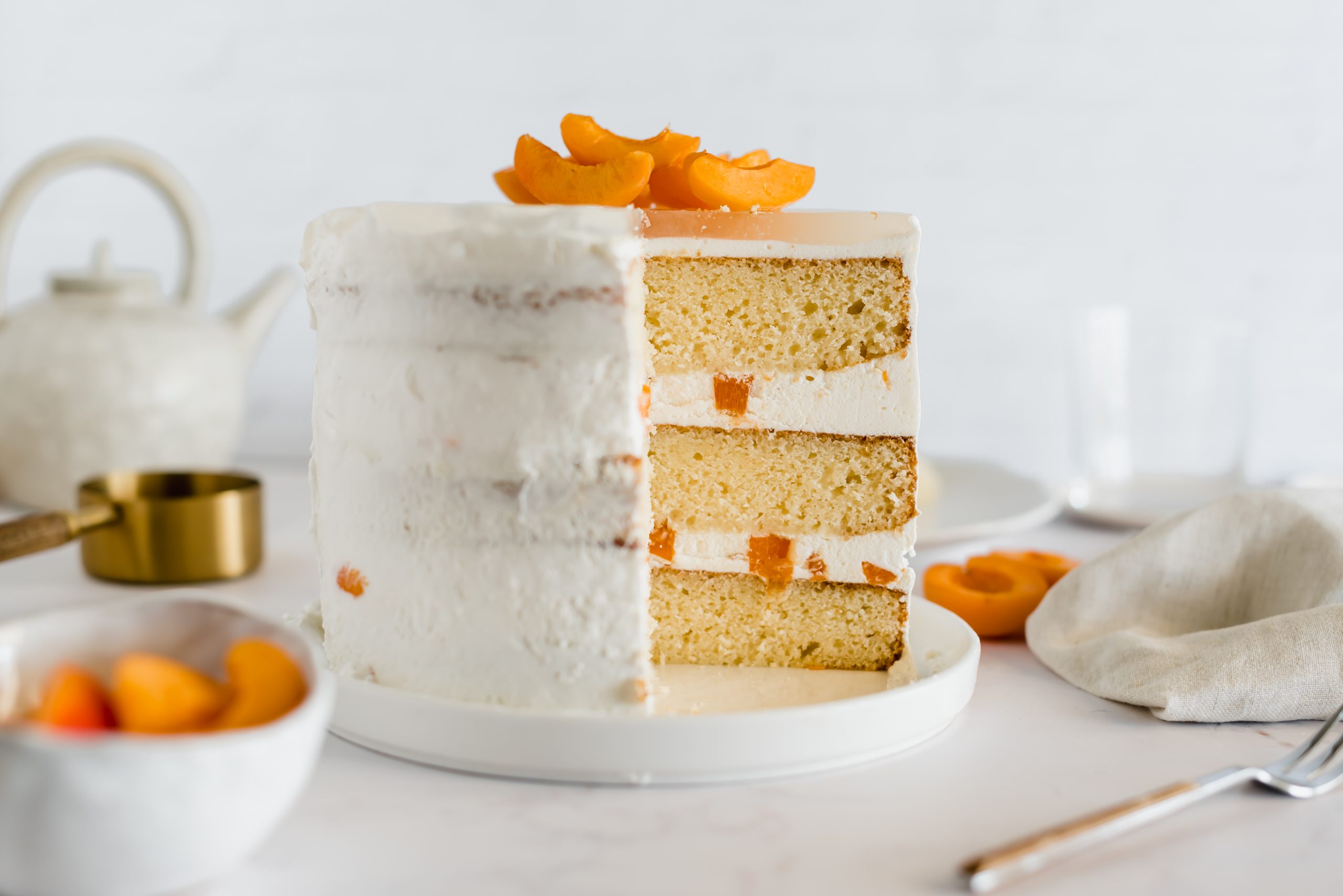 Torta od vanilije s kremom od jogurta i marelica