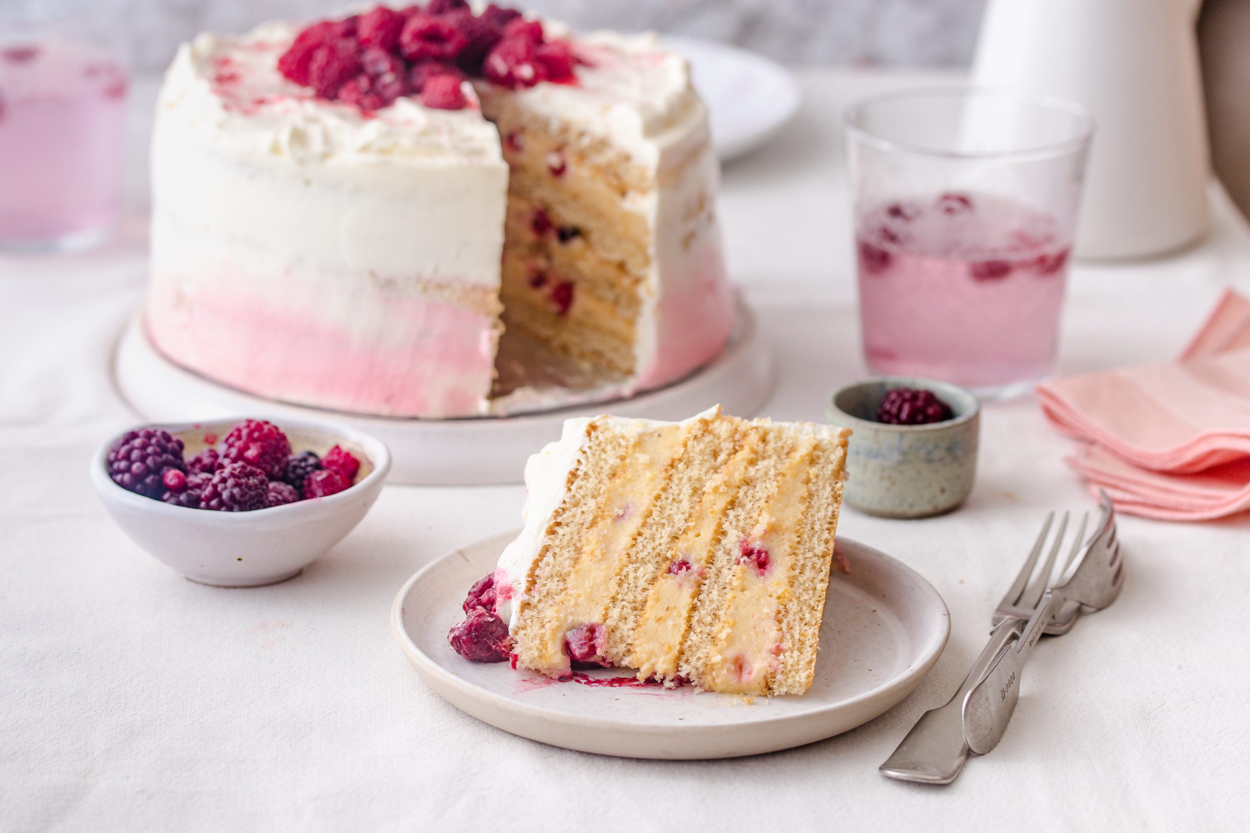 Torta s breskvama, malinama i kremom od vanilije