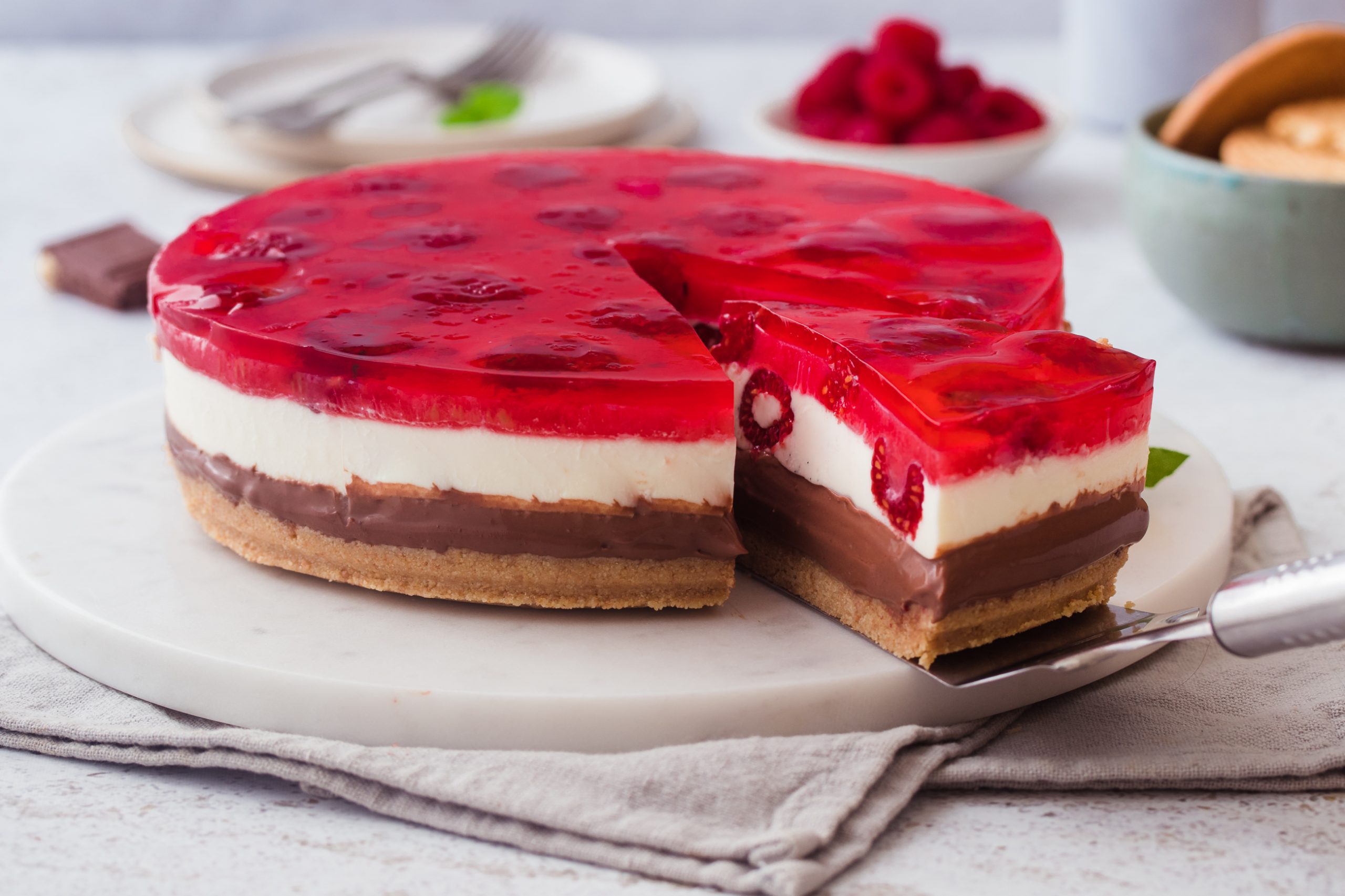 Trobojna torta s malinama i čokoladom bez pečenja