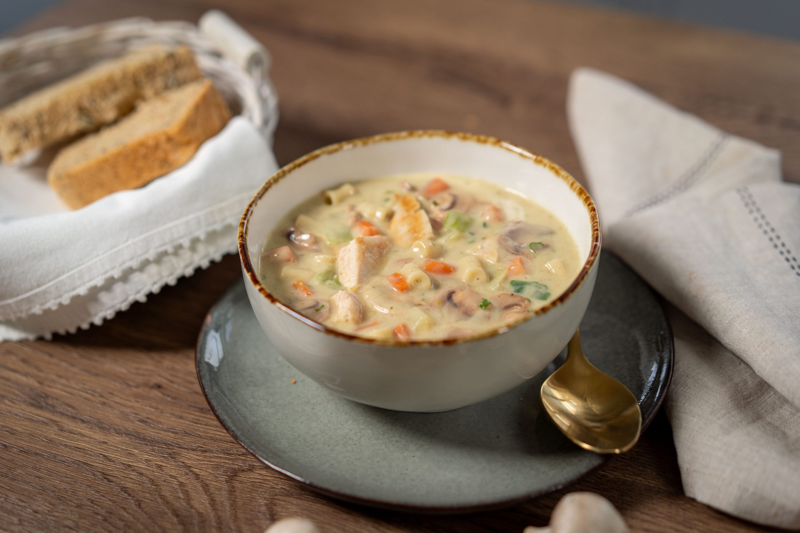 Varivo s piletinom, šampinjonima, povrćem i tjesteninom