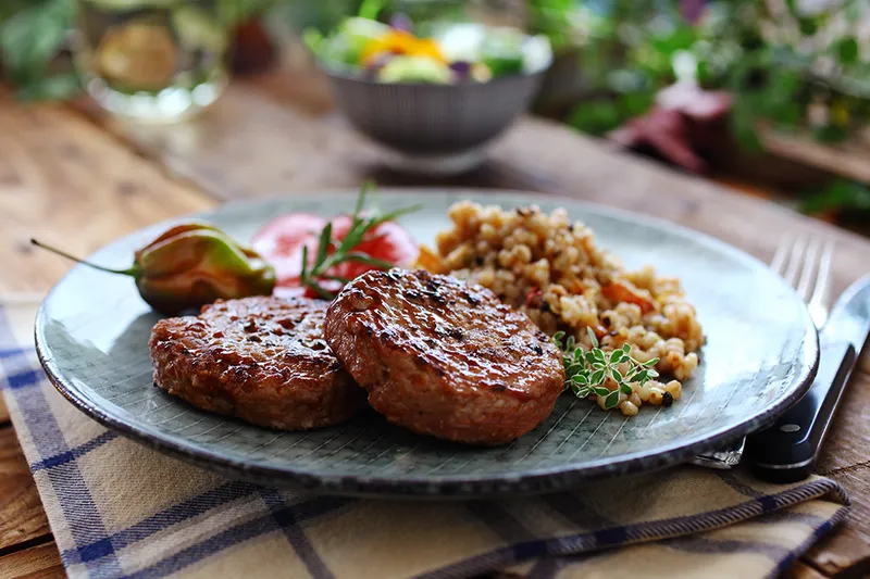 Vatrene pljeskavice s pirjanom heljdinom kašom