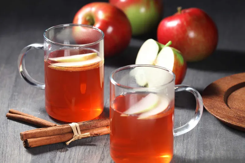 Vrući napitak s vinom i okusom jabuke