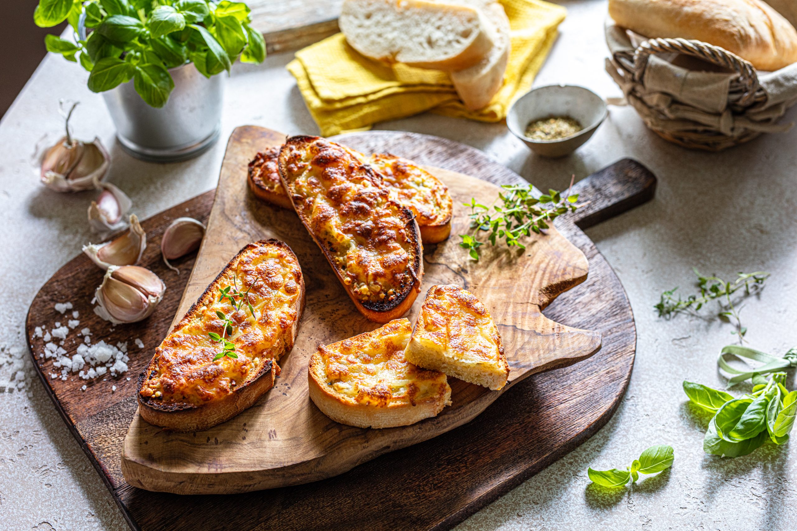 Zapečeni kruh sa sirom i češnjakom