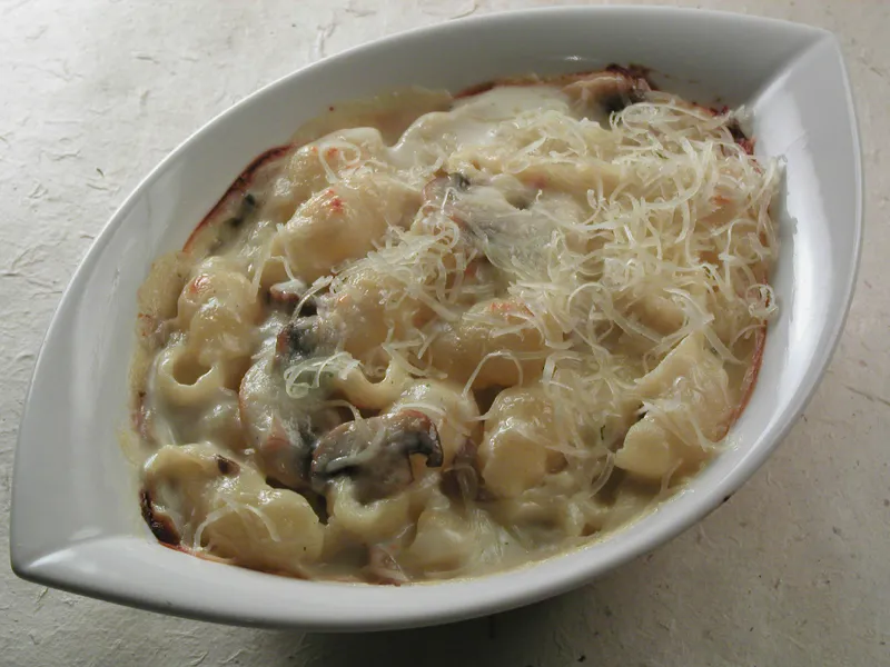 Zapečeni makaroni sa sirom i gljivama