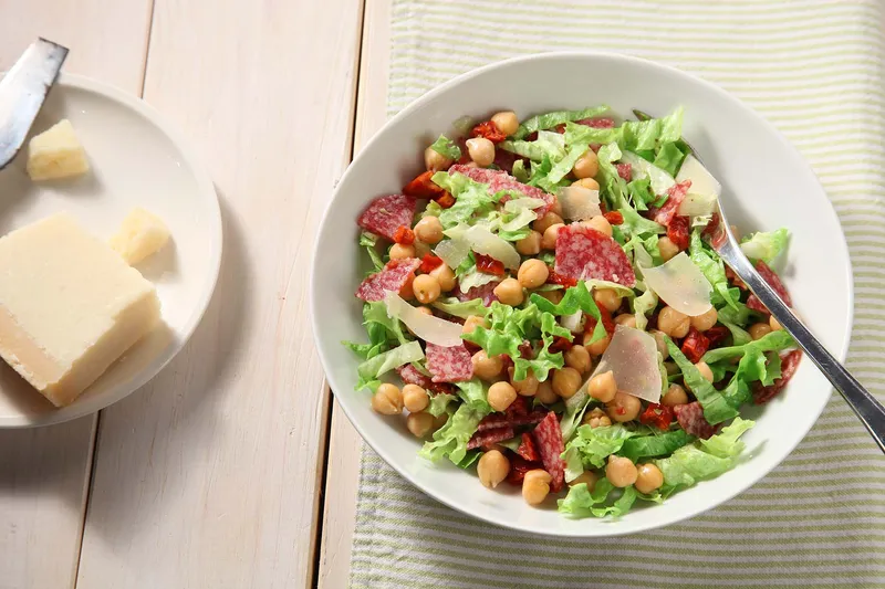 Zimska salata sa slanutkom