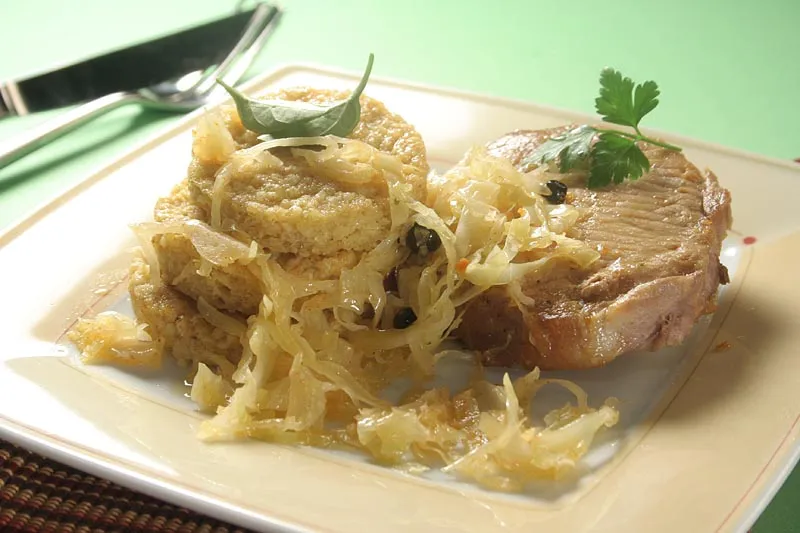 Prosene pogačice s kiselim kupusom i kotletima