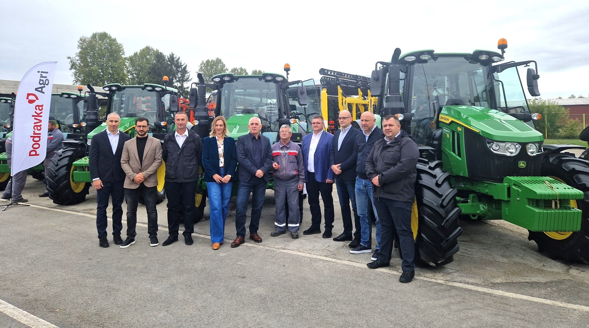 Isporučena su dvadeset i dva nova John Deere traktora za Podravku Agri