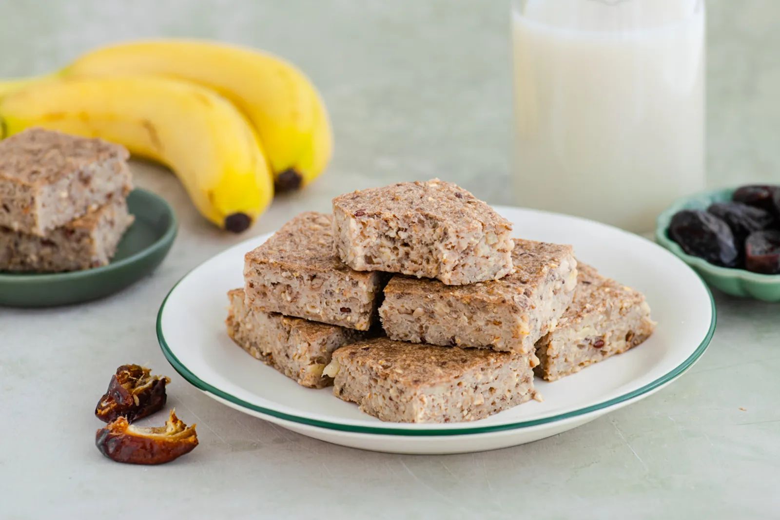 Date & matcha muesli kolač