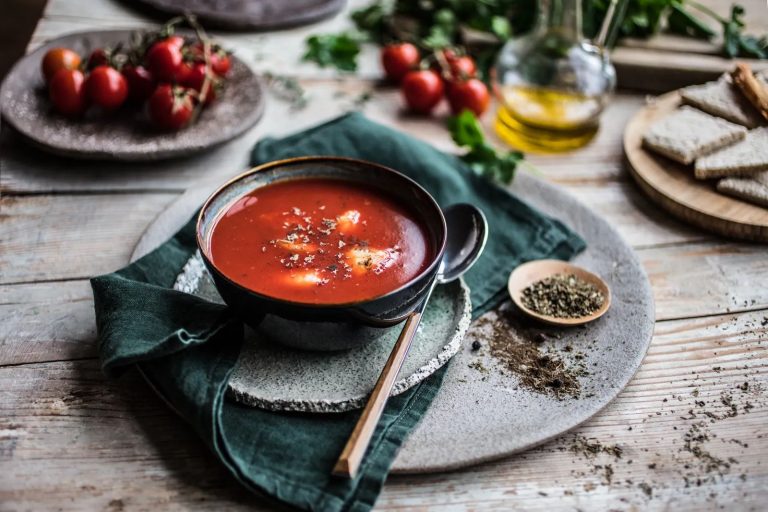 Juha od rajčice s noklicama