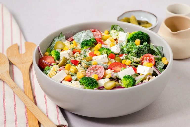 Osvježavajuća povrtna salata s tjesteninom